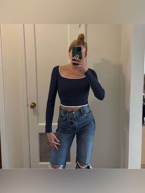 Sincerely Jules navy blue and white trim crop top size extra small